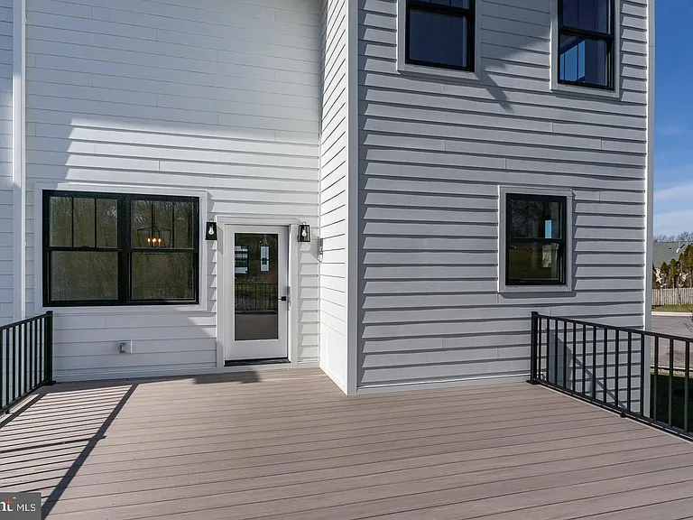 981 Henry Ave — Photo 28