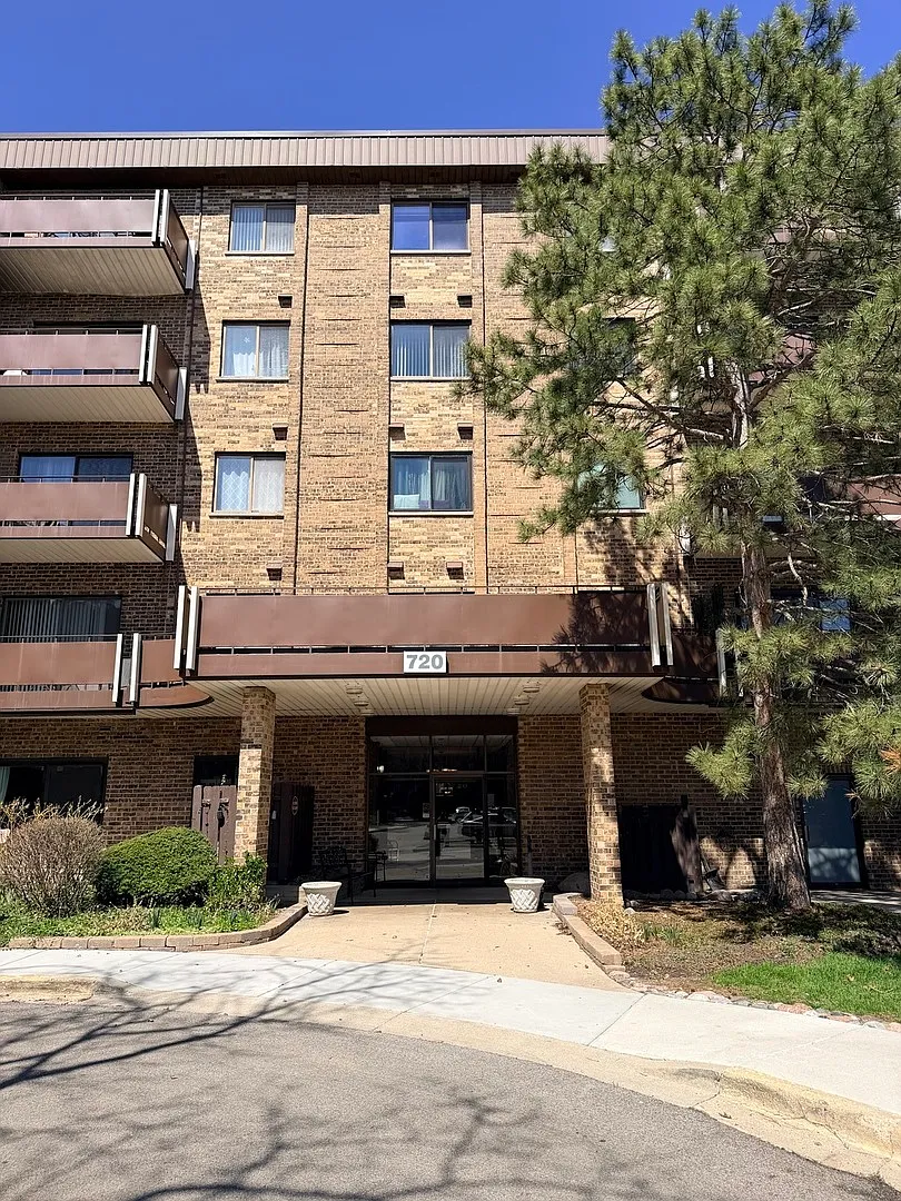 720 Wellington Ave Unit 219 photo 1