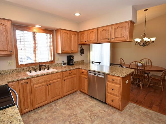 4th image of 1553 Oconomowoc Ave