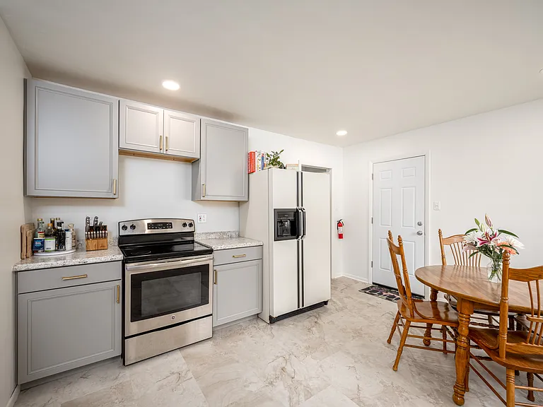 9403 W Capitol Dr — Photo 3