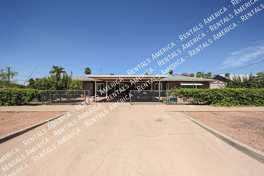 Charming 2 Bedroom Home with Water & Gas Included — Photo 3