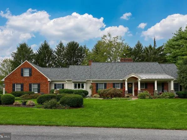 2158 Waterford Dr, Lancaster, PA 17601