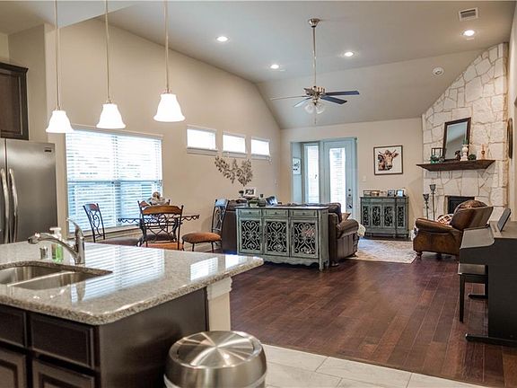 5th image of 2317 Petunia Ln