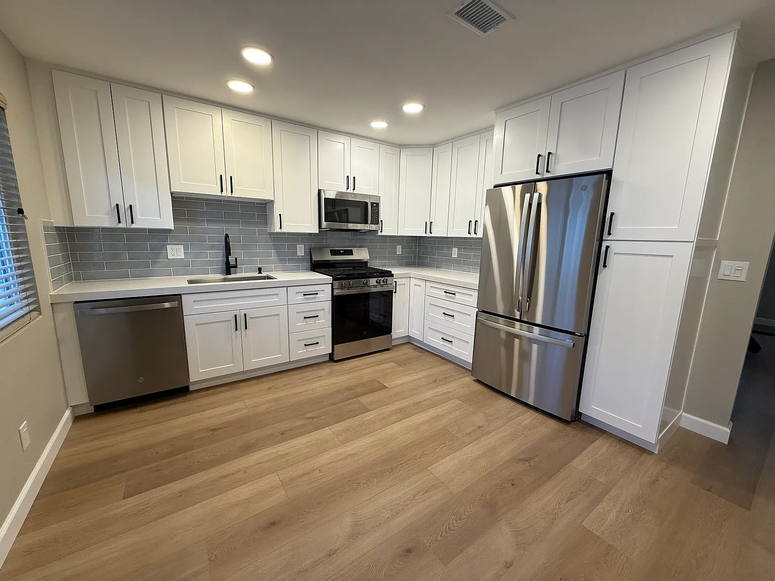 2 bed, 750 sqft, $3,400 — Photo 3