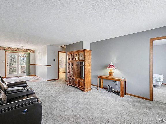 3rd image of 887 Woodridge Dr