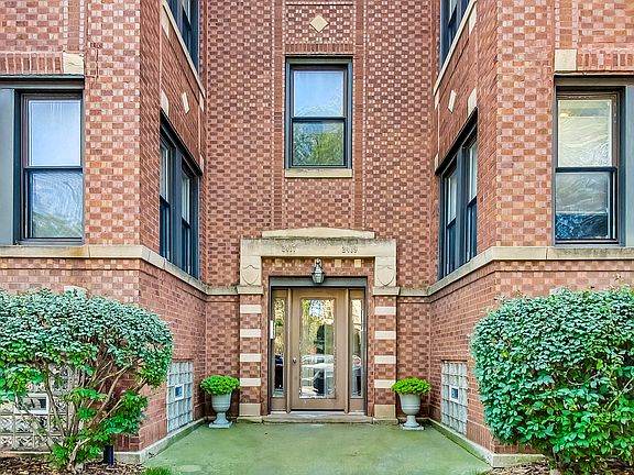 4th image of 2419 W Foster Ave #2w