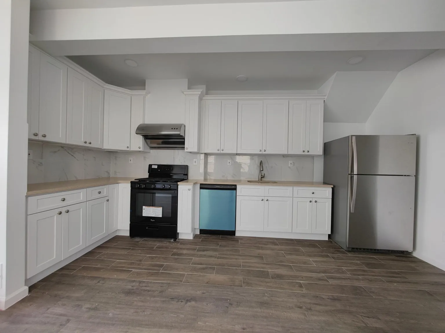 4 bed, 1300 sqft, $3,700 — Photo 3