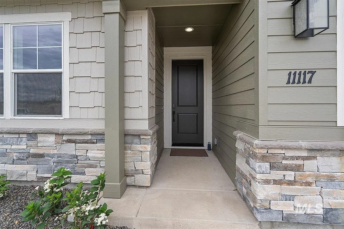 4 bed, 2077 sqft, $2,800 — Photo 2