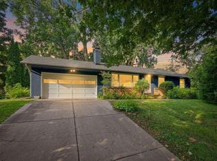 148 Ridgeview Ln, Wayzata, MN 55391