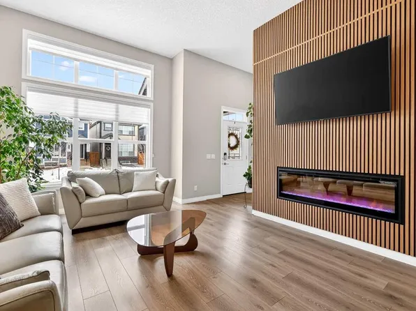 287 N Masters Row SE, Calgary, AB T3M 2T7