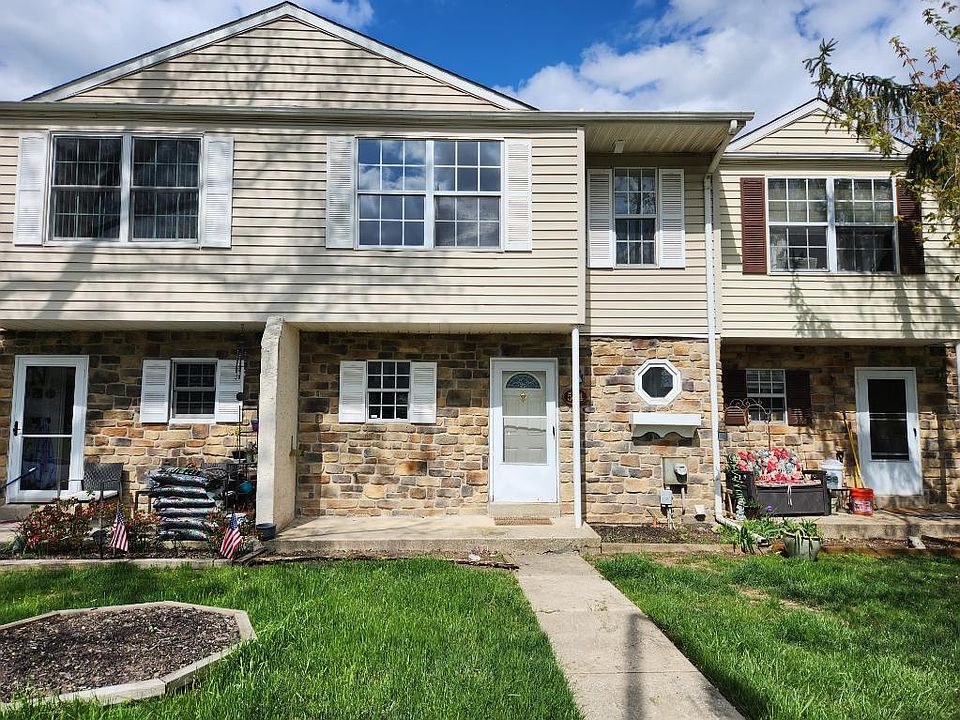 1st image of 544 Lancaster Ct #544