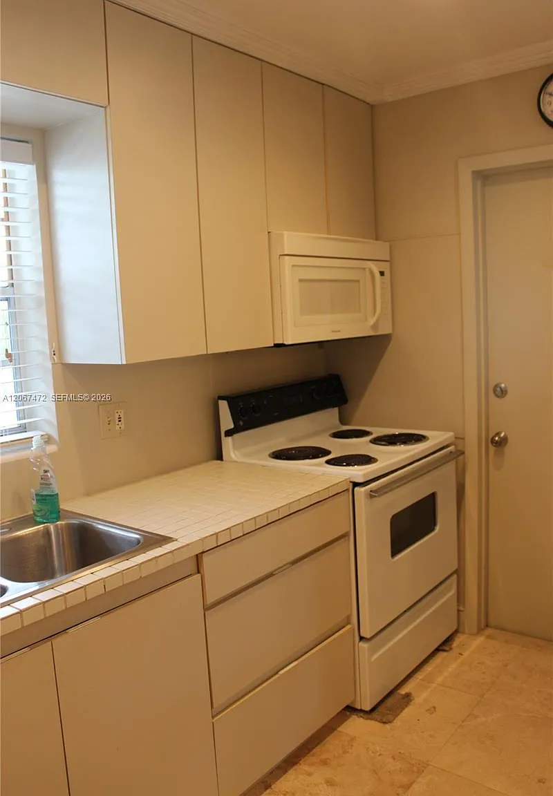 Village At Dadeland Condo — Photo 2