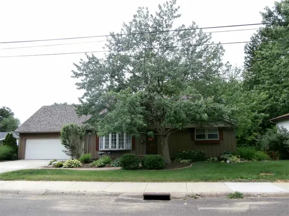 211 Hemlock St, Pekin, IL 61554