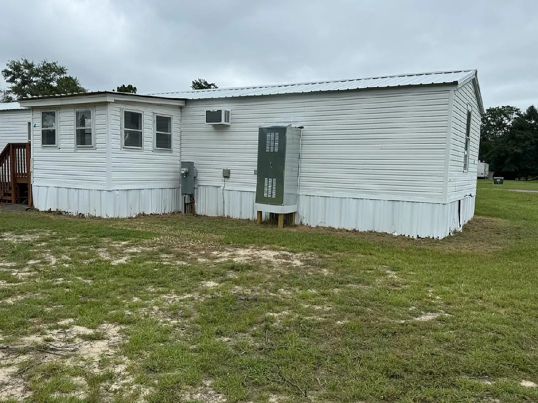 3 bed, 1000 sqft, $1,300 — Photo 2
