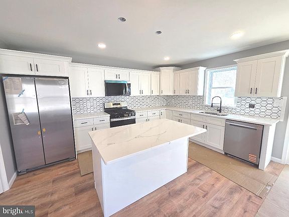 3rd image of 730 Excelsior Ave