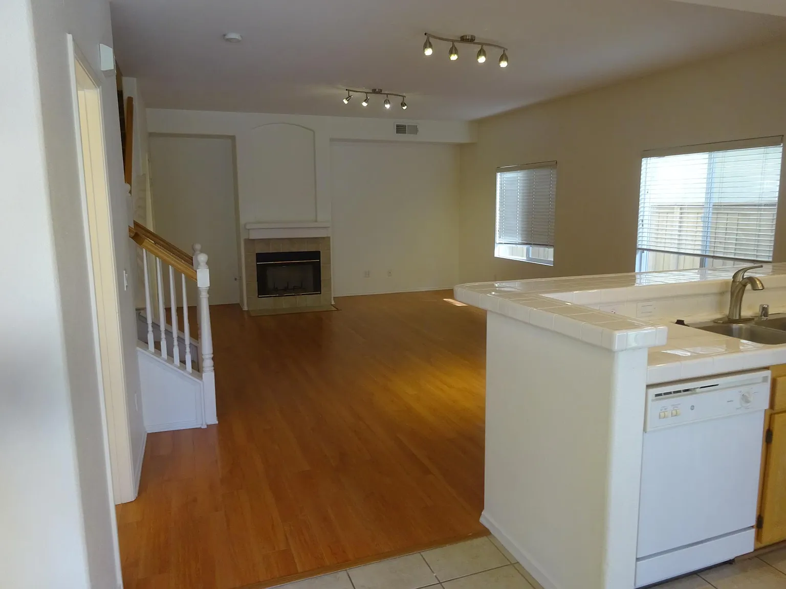 3 bed, 2.5 bath, 1407 sqft, $3,550 — Photo 2