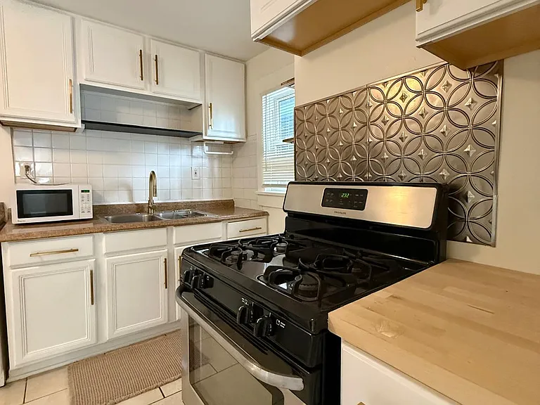 1872 W 44th St #2 — Photo 14