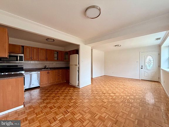 3rd image of 9853 Wistaria St
