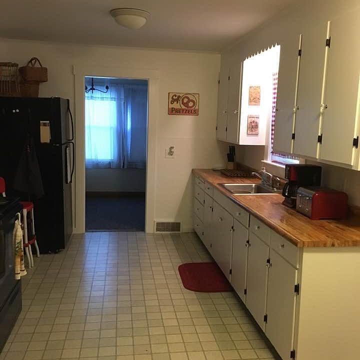 2nd image of 742 Lakeview Dr