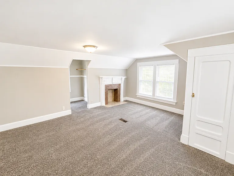 323 N River Blvd — Photo 8