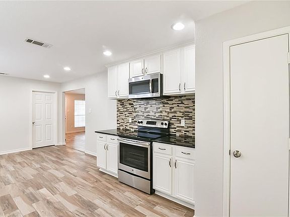 3rd image of 7220 Autumn Glen Dr