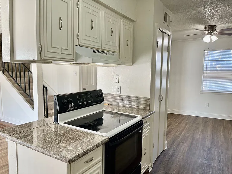 2310 Chapel Hill Ln — Photo 5