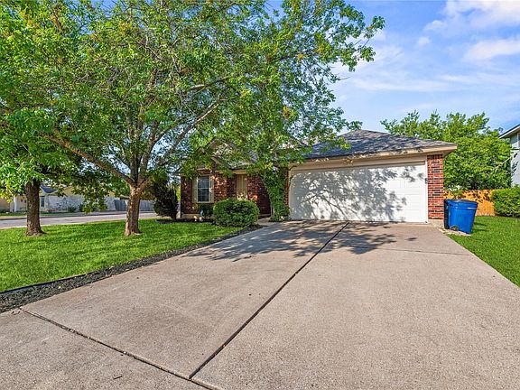 3rd image of 701 Sparkling Brook Ln