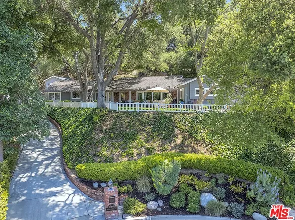 15601 Woodfield Pl, Sherman Oaks, CA 91403