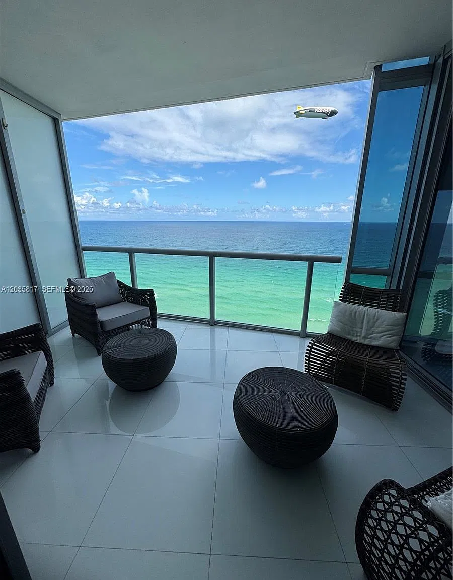 Jade Ocean Condo — Photo 1