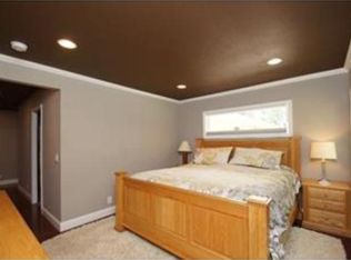 2209 Midlothian Rd, Roseville, MN 55113