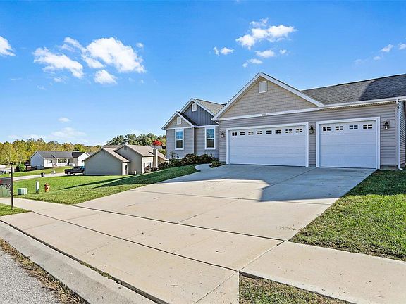 3rd image of 1022 Palisades Ln