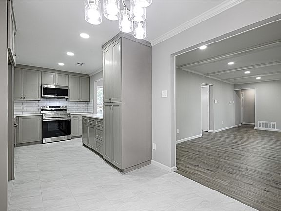 3rd image of 1605 Monterrey Dr