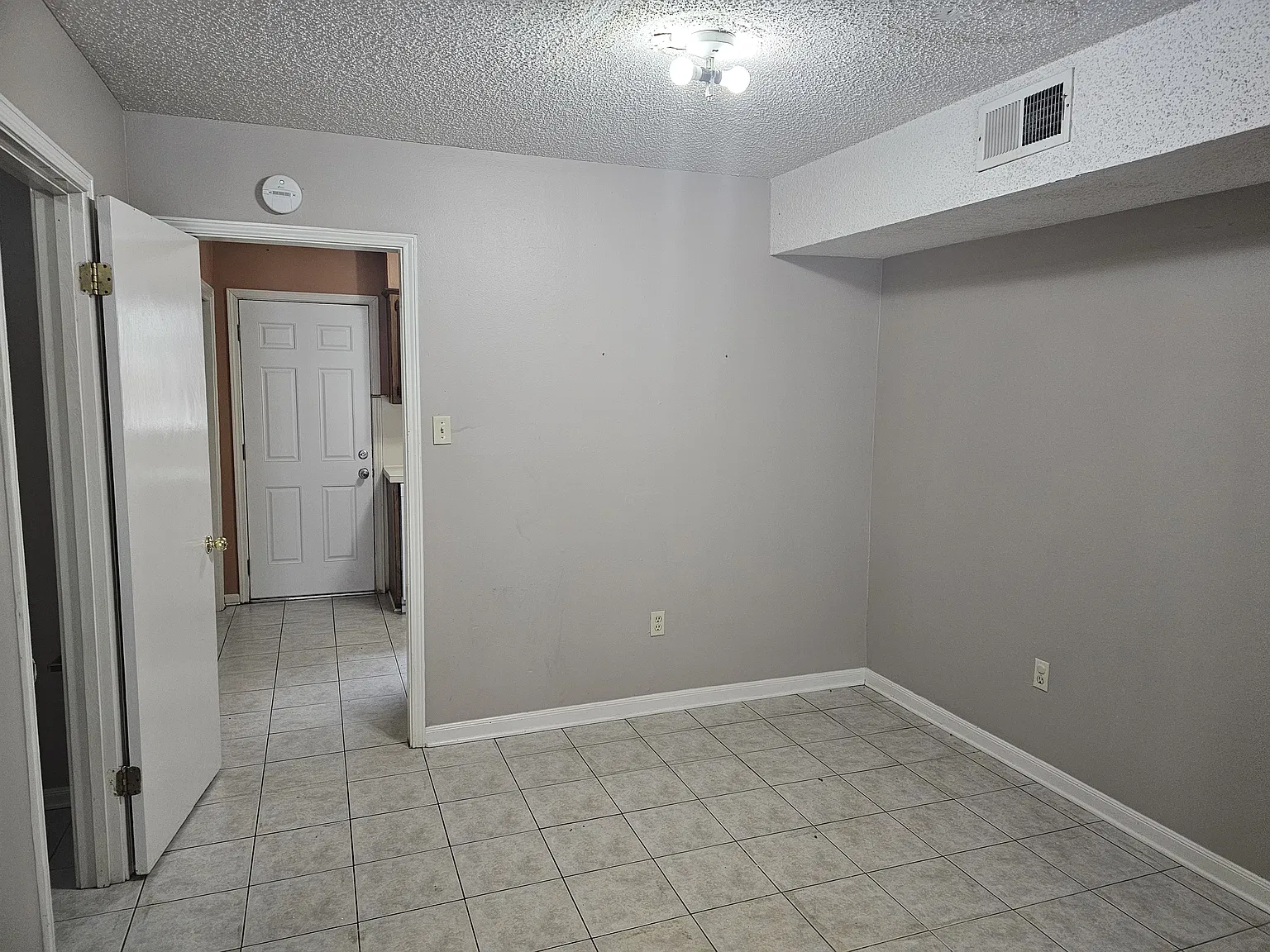 2 bed, 1.5 bath, 1080 sqft, $1,300 — Photo 3