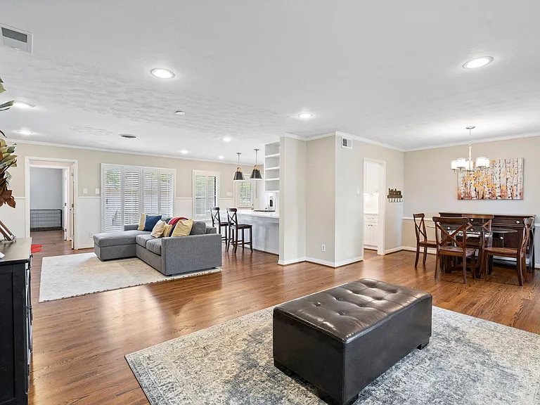 9203 Livenshire Dr — Photo 2