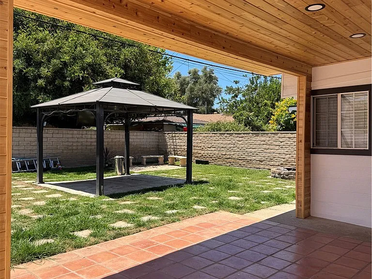 8739 Tyrone Ave — Photo 40