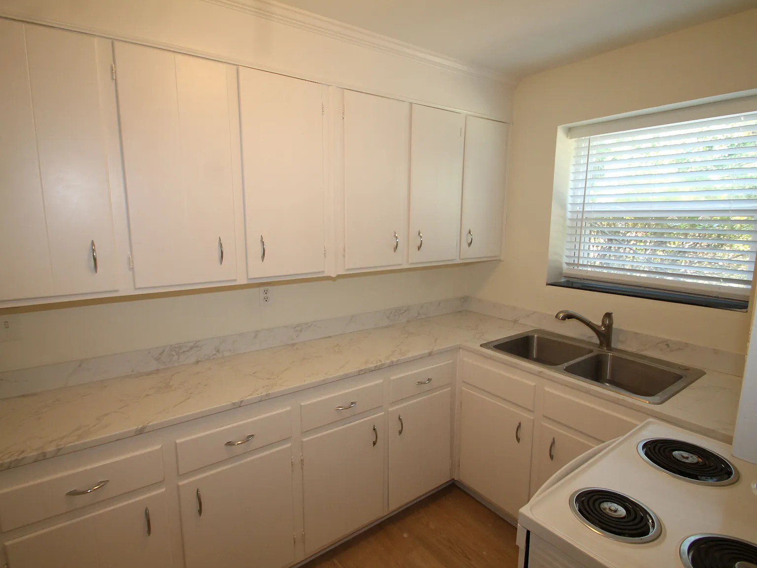 2 bed, 960 sqft, $1,350 — Photo 3