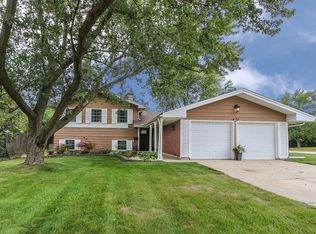 1400 Mayfield Ln, Hoffman Estates, IL 60169