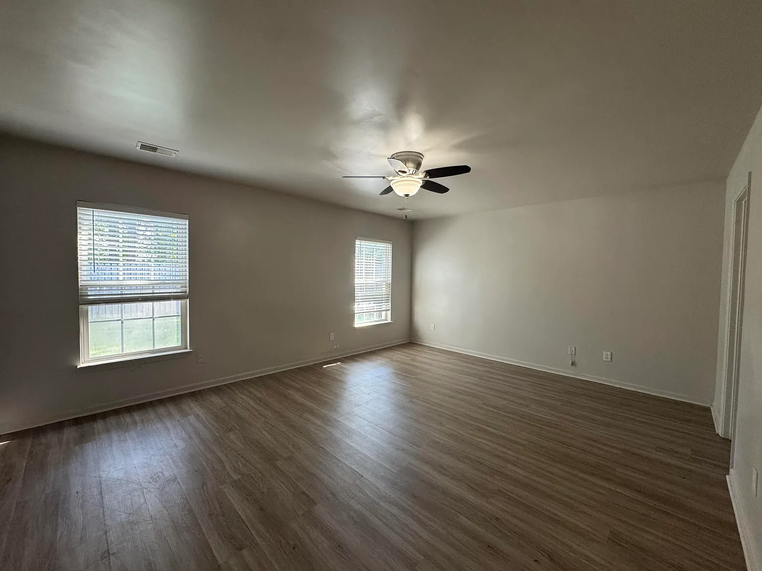 4 bed, 2.0 bath, 1924 sqft, $2,400 — Photo 4