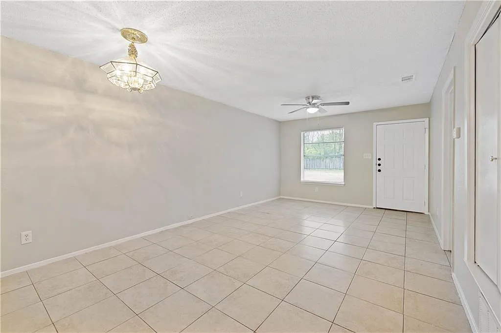 2 bed, 1.0 bath, 1798 sqft, $1,250 — Photo 3