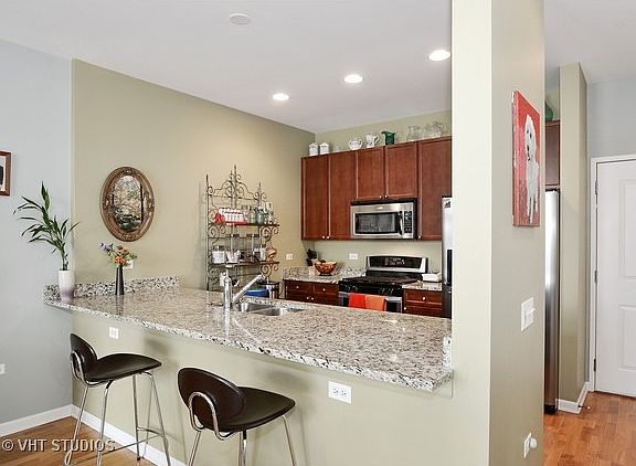 5th image of 2472 W Foster Ave APT 403