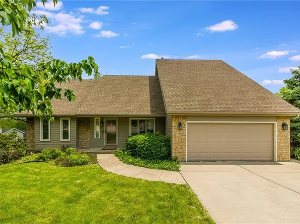 900 Cambridge Cir, Liberty, MO 64068