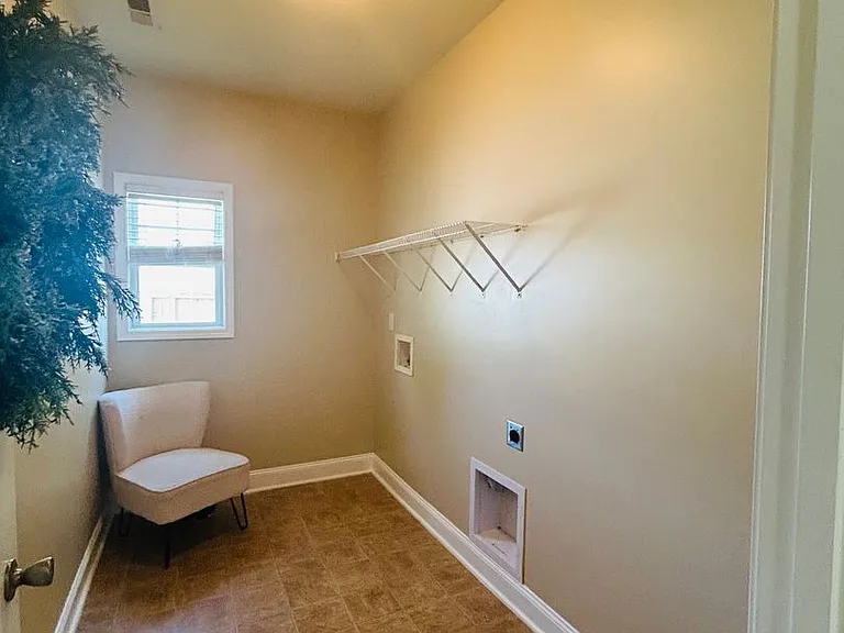 3504 Castlefield Ln — Photo 9