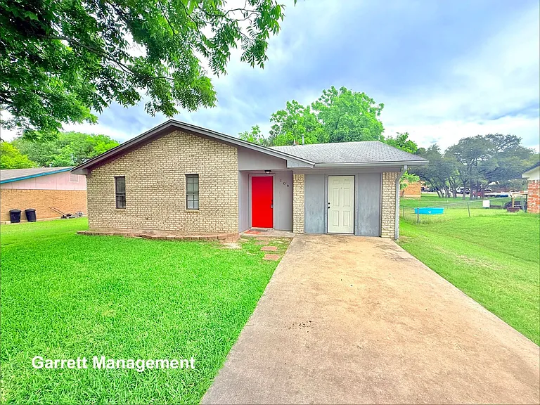 106 N Fairview St — Photo 1