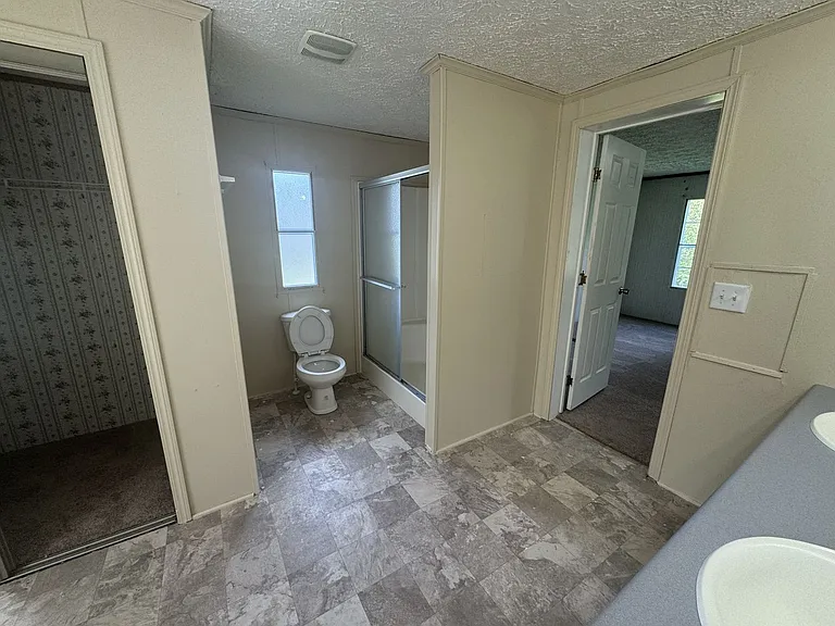 1451 Columbus Rd — Photo 16