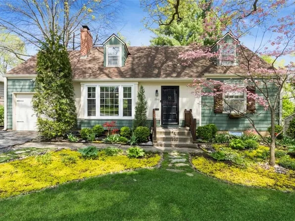 7745 Briar Dr, Prairie Village, KS 66208