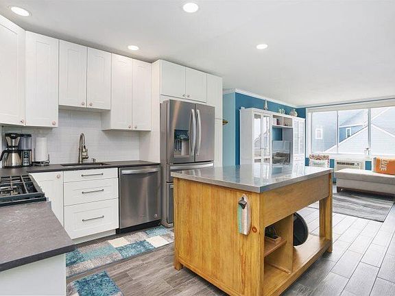 3rd image of 223 N Shore Dr APT 212