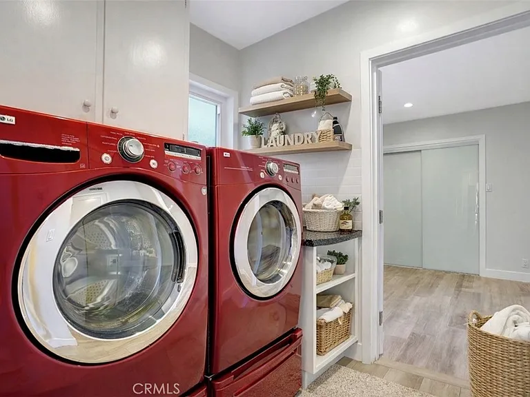 4450 Hayvenhurst Ave — Photo 10
