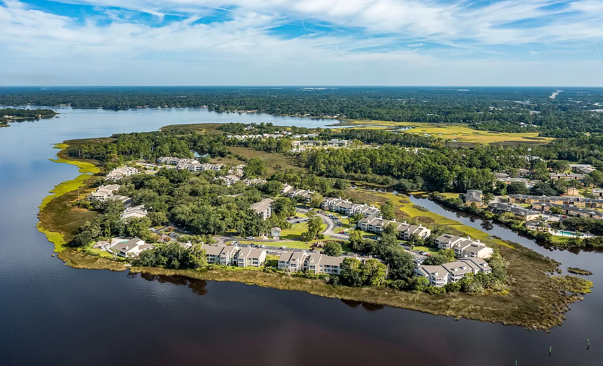 Community Overview - Island Pointe