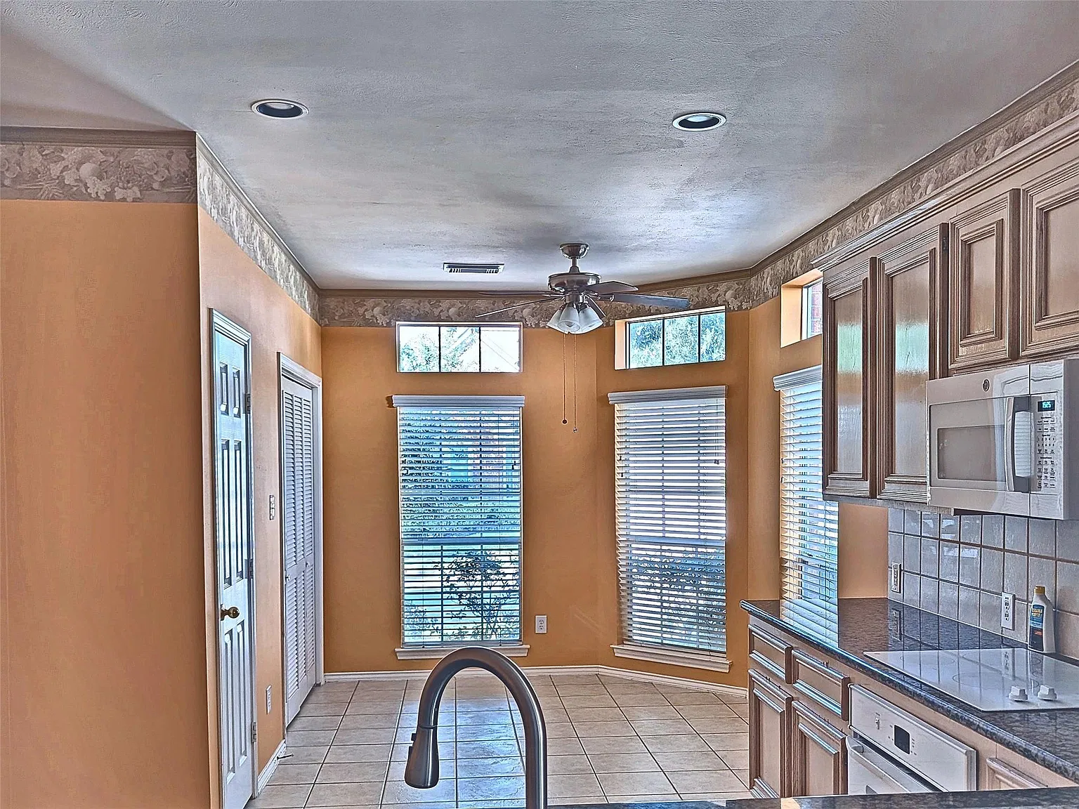 5 bed, 2.5 bath, 2657 sqft, $2,200 — Photo 4