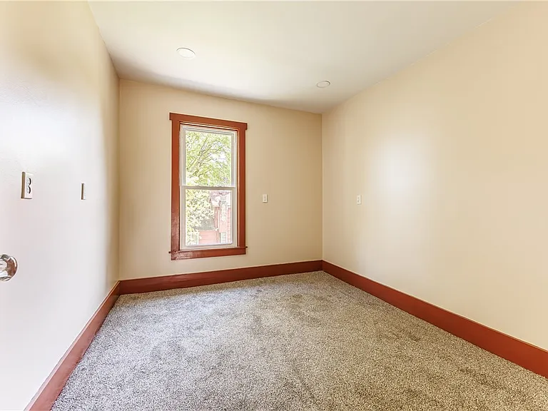 266 Lyndhurst St — Photo 8